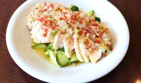 柔らか蒸し鶏のピリ辛塩ネギソース