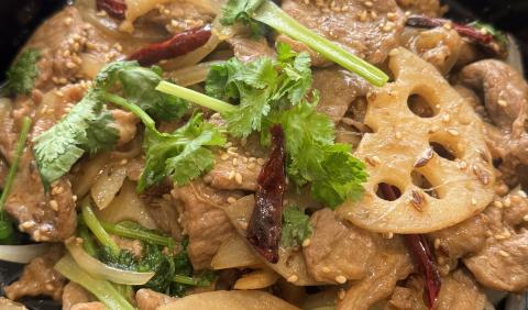 ラム肉と蓮根、パクチーのクミン炒め